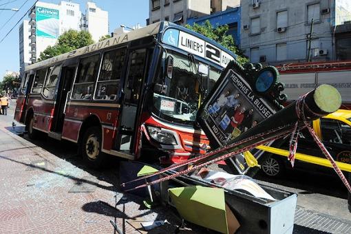 Al menos 20 heridos al chocar un colectivo en la avenida Rivadavia